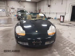 1999 Porsche Boxster z VIN WP0CA2984XU622814, wystawiony jako IAAI lot #42234977 z przebiegiem 52 404 mil mil oraz . Historia ofert i sprzedaży dostępna na DreamBid. Obrazek 13.