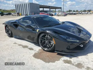 2021 Ferrari F8 z VIN ZFF92LLA8M0268230, wystawiony jako Copart lot #50326925 z przebiegiem 18 802 mil mil oraz Szkoda całkowita • Salvage title. Historia ofert i sprzedaży dostępna na DreamBid. Obrazek 4.
