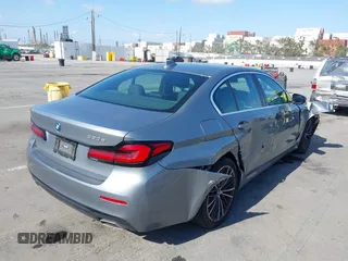 2023 BMW 5 Series 530e z VIN WBA13AG00PCM10164, wystawiony jako IAAI lot #42406603 z przebiegiem 26 770 mil mil oraz . Historia ofert i sprzedaży dostępna na DreamBid. Obrazek 4.