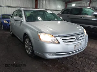 2005 Toyota Avalon XL z VIN 4T1BK36BX5U006302, wystawiony jako IAAI lot #42318151 z przebiegiem 119 511 mil mil oraz . Historia ofert i sprzedaży dostępna na DreamBid. Obrazek 1.