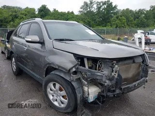 2013 Kia Sorento LX z VIN 5XYKT3A62DG400162, wystawiony jako IAAI lot #42761820 z przebiegiem 159 767 mil mil oraz . Historia ofert i sprzedaży dostępna na DreamBid. Obrazek 1.