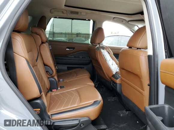 2023 Nissan Pathfinder Platinum z VIN 5N1DR3DG7PC200653, wystawiony jako Copart lot #53497265 z przebiegiem 17 007 mil mil oraz Szkoda całkowita • Salvage title. Historia ofert i sprzedaży dostępna na DreamBid. Obrazek 11.