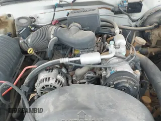 1998 Chevrolet Silverado 2500 z VIN 1GCGC24R8WZ188538, wystawiony jako IAAI lot #42532997 z przebiegiem 220 271 mil mil oraz . Historia ofert i sprzedaży dostępna na DreamBid. Obrazek 12.