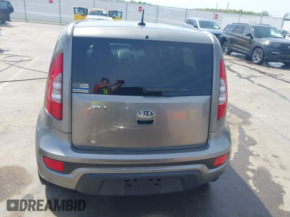2013 Kia Soul + z VIN KNDJT2A63D7607176, wystawiony jako IAAI lot #42106454 z przebiegiem 130 814 mil mil oraz . Historia ofert i sprzedaży dostępna na DreamBid. Obrazek 16.