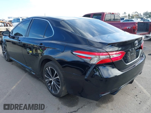 2018 Toyota Camry LE z VIN 4T1B11HK2JU002873, wystawiony jako IAAI lot #41637537 z przebiegiem 136 950 mil mil oraz . Historia ofert i sprzedaży dostępna na DreamBid. Obrazek 3.