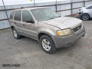 2001 Ford Escape XLT with VIN 1FMCU04151KB70263, listed as a IAAI auction lot 41722084 with 301,770 mi miles. Bid and sale history available at carsss.com. Image 1.