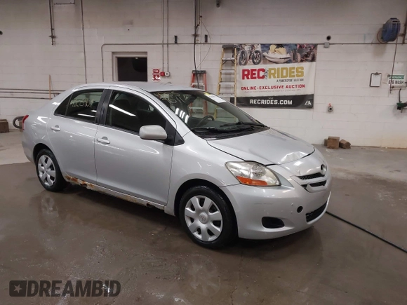 2008 Toyota Yaris z VIN JTDBT923884038527, wystawiony jako IAAI lot #42059011 z przebiegiem 232 431 mil mil oraz . Historia ofert i sprzedaży dostępna na DreamBid. Obrazek 1.
