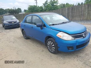 2008 Nissan Versa S z VIN 3N1BC11E98L415514, wystawiony jako IAAI lot #42458528 z przebiegiem 162 552 mil mil oraz . Historia ofert i sprzedaży dostępna na DreamBid. Obrazek 1.