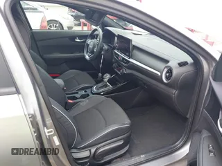 2023 Kia Forte GT-Line z VIN 3KPF54AD3PE641178, wystawiony jako IAAI lot #42114495 z przebiegiem 14 032 mil mil oraz . Historia ofert i sprzedaży dostępna na DreamBid. Obrazek 5.