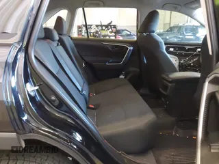 2021 Toyota RAV4 LE z VIN 2T3G1RFV9MC250665, wystawiony jako IAAI lot #42138232 z przebiegiem 40 574 mil mil oraz . Historia ofert i sprzedaży dostępna na DreamBid. Obrazek 8.