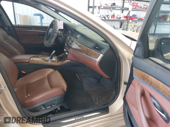 2013 BMW 5 Series 528i xDrive z VIN WBAXH5C59DDW13998, wystawiony jako IAAI lot #42239659 z przebiegiem 190 682 mil mil oraz . Historia ofert i sprzedaży dostępna na DreamBid. Obrazek 5.