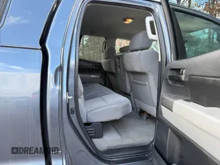 2010 Toyota Tundra z VIN 5TFCY5F13AX010145, wystawiony jako Copart lot #43479265 z przebiegiem 226 117 mil mil oraz Czysty tytuł • Clean title. Historia ofert i sprzedaży dostępna na DreamBid. Obrazek 6.