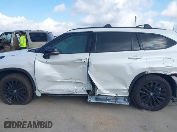 2024 Toyota Highlander LE z VIN 5TDKDRAH7RS534676, wystawiony jako IAAI lot #41516978 z przebiegiem 11 272 mil mil oraz . Historia ofert i sprzedaży dostępna na DreamBid. Obrazek 14.