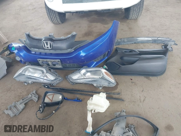 2015 Honda Fit LX z VIN 3HGGK5H51FM711607, wystawiony jako IAAI lot #42249495 z przebiegiem Nie podano mil oraz . Historia ofert i sprzedaży dostępna na DreamBid. Obrazek 12.