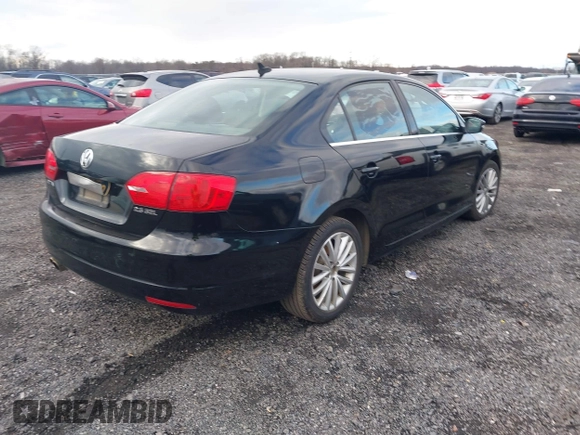 2011 Volkswagen Jetta SEL z VIN 3VWLZ7AJ2BM349306, wystawiony jako IAAI lot #38222989 z przebiegiem 198 462 mil mil oraz . Historia ofert i sprzedaży dostępna na DreamBid. Obrazek 4.
