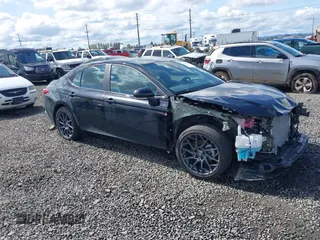 2025 Toyota Camry LE z VIN 4T1DBADK4SU011099, wystawiony jako IAAI lot #41949441 z przebiegiem 1 548 mil mil oraz . Historia ofert i sprzedaży dostępna na DreamBid. Obrazek 1.