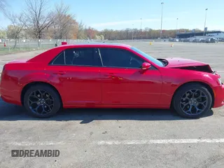 2016 Chrysler 300 S z VIN 2C3CCAGGXGH117091, wystawiony jako IAAI lot #42060505 z przebiegiem 81 938 mil mil oraz . Historia ofert i sprzedaży dostępna na DreamBid. Obrazek 13.