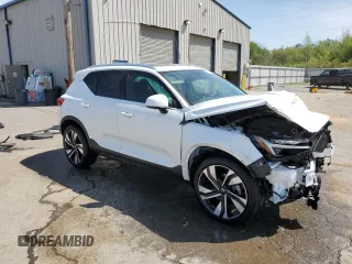 2024 Volvo XC40 Plus Bright Theme z VIN YV4L12UE9R2224474, wystawiony jako Copart lot #52773045 z przebiegiem 13 308 mil mil oraz Szkody całkowita. Historia ofert i sprzedaży dostępna na DreamBid. Obrazek 4.