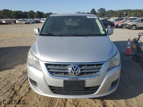2010 Volkswagen Routan SE with VIN 2V4RW3D12AR209358, listed as a Copart auction lot 76032994 with 163,609 mi miles and Salvage Title. Bid and sale history available at carsss.com. Image 5.