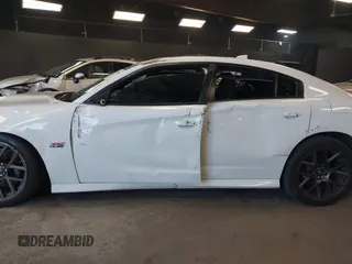 2019 Dodge Charger Scat Pack z VIN 2C3CDXGJ4KH674406, wystawiony jako IAAI lot #42083857 z przebiegiem 54 510 mil mil oraz . Historia ofert i sprzedaży dostępna na DreamBid. Obrazek 14.