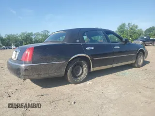 2000 Lincoln Town Car Executive z VIN 1LNHM81W4YY868617, wystawiony jako Copart lot #56349095 z przebiegiem 152 512 mil mil oraz Szkody całkowita. Historia ofert i sprzedaży dostępna na DreamBid. Obrazek 3.