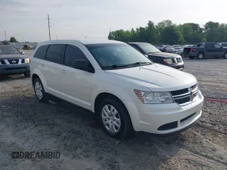 2015 Dodge Journey SE z VIN 3C4PDCAB9FT592689, wystawiony jako IAAI lot #42108322 z przebiegiem 158 140 mil mil oraz . Historia ofert i sprzedaży dostępna na DreamBid. Obrazek 1.