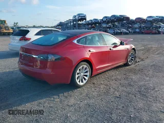2018 Tesla Model S 75D z VIN 5YJSA1E20JF277384, wystawiony jako IAAI lot #42680941 z przebiegiem 50 464 mil mil oraz . Historia ofert i sprzedaży dostępna na DreamBid. Obrazek 4.