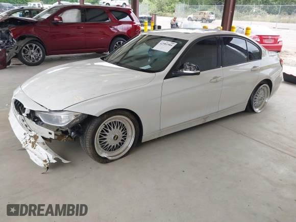 2013 BMW 3 Series 328i xDrive z VIN WBA3B3C55DF543926, wystawiony jako IAAI lot #42581984 z przebiegiem 144 346 mil mil oraz . Historia ofert i sprzedaży dostępna na DreamBid. Obrazek 2.