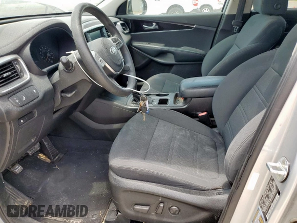 2019 Kia Sorento LX z VIN 5XYPG4A5XKG558737, wystawiony jako Copart lot #56864265 z przebiegiem 99 633 mil mil oraz Czysty tytuł • Clean title. Historia ofert i sprzedaży dostępna na DreamBid. Obrazek 7.