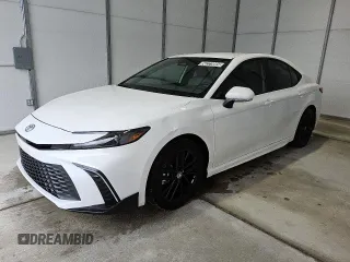 2025 Toyota Camry LE z VIN 4T1DAACK3SU545960, wystawiony jako Copart lot #56223085 z przebiegiem 7 306 mil mil oraz Czysty tytuł • Clean title. Historia ofert i sprzedaży dostępna na DreamBid. Obrazek 1.
