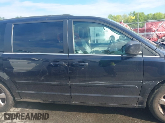 2011 Volkswagen Routan SE z VIN 2V4RW3DG3BR717246, wystawiony jako IAAI lot #42196697 z przebiegiem 155 375 mil mil oraz . Historia ofert i sprzedaży dostępna na DreamBid. Obrazek 13.