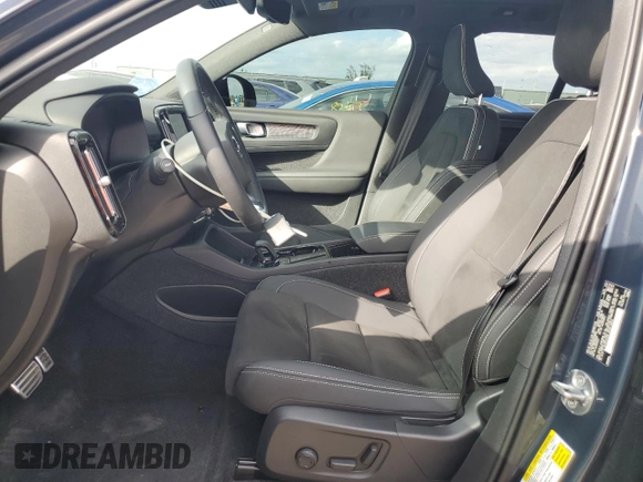 2022 Volvo XC40 Twin Plus z VIN YV4ED3UR5N2709889, wystawiony jako Copart lot #81162434 z przebiegiem 22 636 mil mil oraz Szkoda całkowita • Salvage title. Historia ofert i sprzedaży dostępna na DreamBid. Obrazek 7.