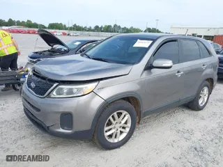 2015 Kia Sorento LX with VIN 5XYKT3A63FG619621, listed as a IAAI auction lot 39313273 with 258,119 mi miles. Bid and sale history available at carsss.com. Image 2.
