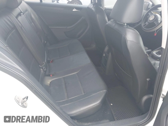 2014 Volkswagen Jetta SE z VIN 3VWD17AJ7EM265918, wystawiony jako IAAI lot #41631974 z przebiegiem 175 028 mil mil oraz . Historia ofert i sprzedaży dostępna na DreamBid. Obrazek 7.