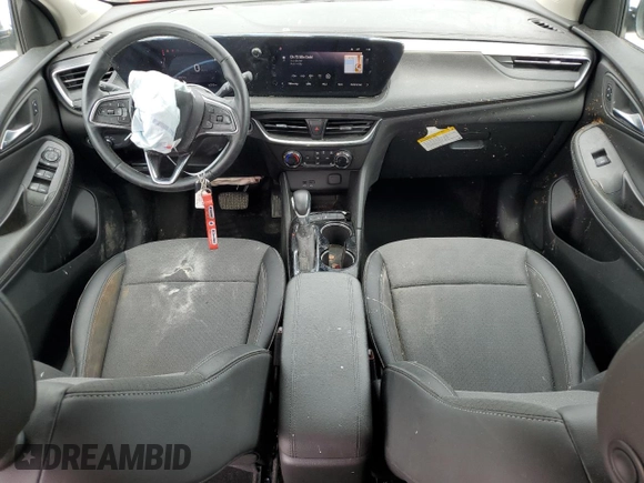 2024 Buick Encore GX Preferred z VIN KL4AMCSL5RB005790, wystawiony jako Copart lot #57697295 z przebiegiem 16 312 mil mil oraz Szkoda całkowita • Salvage title. Historia ofert i sprzedaży dostępna na DreamBid. Obrazek 8.