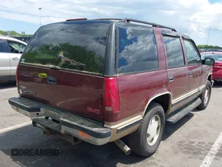 1999 GMC Yukon z VIN 1GKEK13R4XJ784790, wystawiony jako IAAI lot #42221278 z przebiegiem 189 372 mil mil oraz . Historia ofert i sprzedaży dostępna na DreamBid. Obrazek 4.