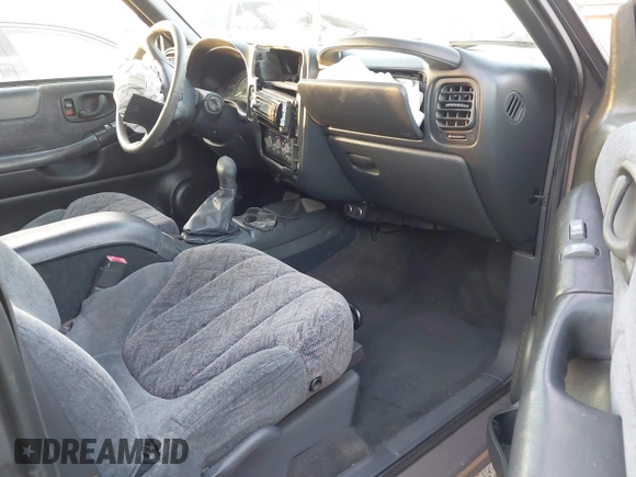 1998 GMC Jimmy SL with VIN 1GKCS13W1W2562133, listed as a IAAI auction lot 41159010 with 277,799 mi miles. Bid and sale history available at carsss.com. Image 5.