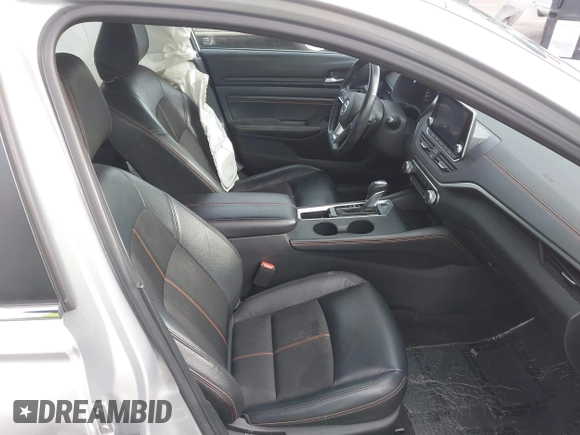 2022 Nissan Altima SR z VIN 1N4BL4CV9NN327401, wystawiony jako IAAI lot #41602929 z przebiegiem 61 130 mil mil oraz . Historia ofert i sprzedaży dostępna na DreamBid. Obrazek 5.