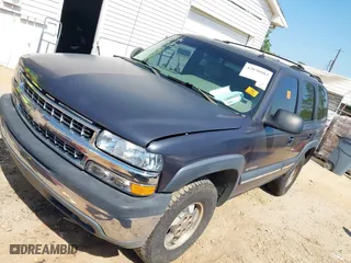 2002 Chevrolet Tahoe LT with VIN 1GNEC13ZX2R273935, listed as a IAAI auction lot 42036083 with 205,995 mi miles. Bid and sale history available at carsss.com. Image 2.