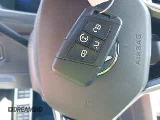 2022 Volkswagen Tiguan SE R-Line Black z VIN 3VVCB7AX8NM131565, wystawiony jako IAAI lot #40769279 z przebiegiem 26 000 mil mil oraz . Historia ofert i sprzedaży dostępna na DreamBid. Obrazek 11.