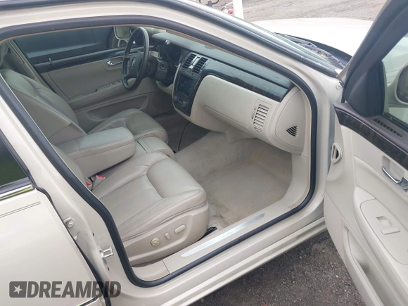 2011 Cadillac DTS z VIN 1G6KA5E65BU139507, wystawiony jako IAAI lot #42236497 z przebiegiem 118 332 mil mil oraz . Historia ofert i sprzedaży dostępna na DreamBid. Obrazek 5.