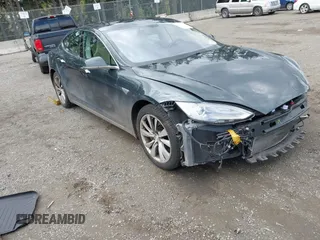 2013 Tesla Model S z VIN 5YJSA1CN1DFP27013, wystawiony jako IAAI lot #42014212 z przebiegiem 65 858 mil mil oraz . Historia ofert i sprzedaży dostępna na DreamBid. Obrazek 1.