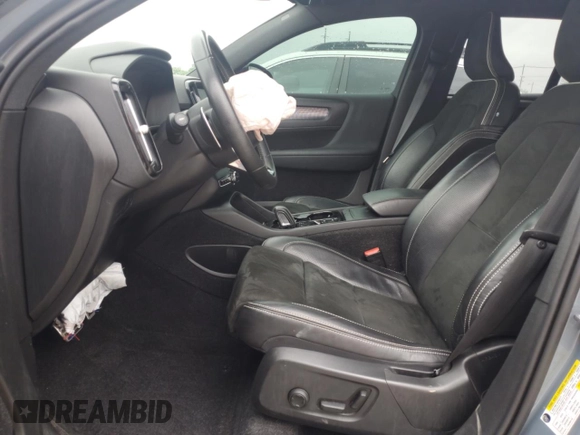 2020 Volvo XC40 R-Design with VIN YV4162UM4L2337658, listed as a Copart auction lot 61304505 with 105,673 mi miles and Salvage title. Bid and sale history available at DreamBid. Image 7.