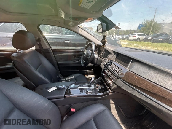 2015 BMW 5 Series 528i z VIN WBA5A5C54FD523446, wystawiony jako Copart lot #58411705 z przebiegiem 165 596 mil mil oraz Czysty tytuł • Clean title. Historia ofert i sprzedaży dostępna na DreamBid. Obrazek 5.