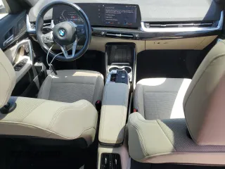 2023 BMW X1 xDrive28i z VIN WBX73EF02P5X44791, wystawiony jako Copart lot #57579055 z przebiegiem 22 182 mil mil oraz Szkoda całkowita • Salvage title. Historia ofert i sprzedaży dostępna na DreamBid. Obrazek 8.