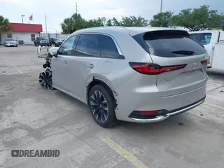 2024 Mazda CX-90 S z VIN JM3KK1HC0R1135680, wystawiony jako IAAI lot #42492399 z przebiegiem 38 940 mil mil oraz . Historia ofert i sprzedaży dostępna na DreamBid. Obrazek 3.