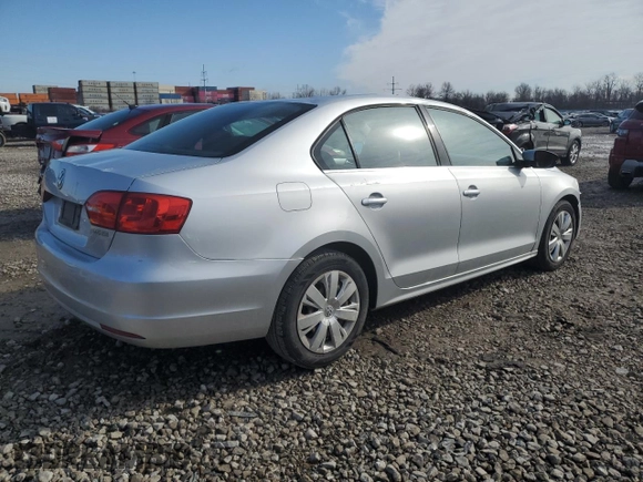 2013 Volkswagen Jetta SE z VIN 3VWDX7AJ8DM428539, wystawiony jako Copart lot #49662365 z przebiegiem 122 768 mil mil oraz Szkoda całkowita • Salvage title. Historia ofert i sprzedaży dostępna na DreamBid. Obrazek 3.