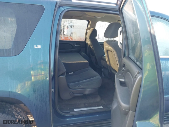 2007 Chevrolet Suburban LT with VIN 3GNFC16077G230369, listed as a IAAI auction lot 41476661 with 229,676 mi miles. Bid and sale history available at carsss.com. Image 8.