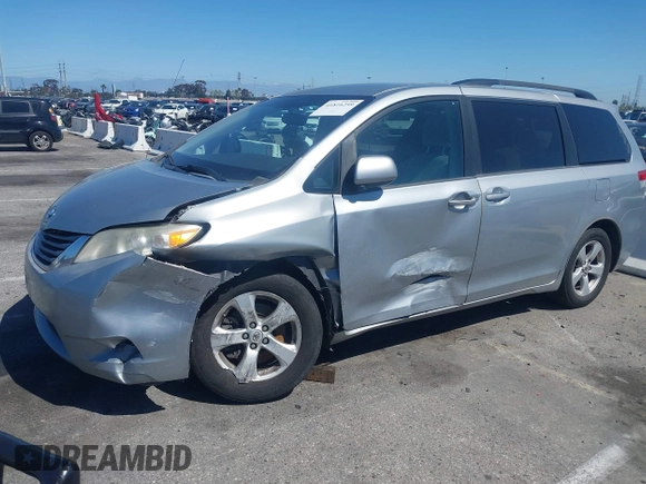 2014 Toyota Sienna LE AAS z VIN 5TDKK3DC9ES453868, wystawiony jako IAAI lot #41816259 z przebiegiem 169 468 mil mil oraz . Historia ofert i sprzedaży dostępna na DreamBid. Obrazek 2.