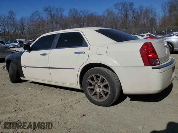 2008 Chrysler 300 C Hemi z VIN 2C3LA63H08H207403, wystawiony jako Copart lot #46221455 z przebiegiem Nie podano mil oraz Szkoda całkowita • Salvage title. Historia ofert i sprzedaży dostępna na DreamBid. Obrazek 2.